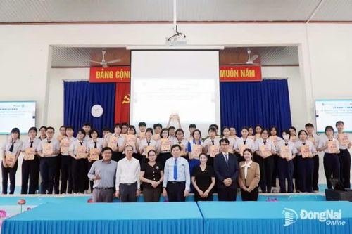 Tiếp tục thí điểm dạy tiếng Hàn cho học sinh Trường THPT Vĩnh Cửu