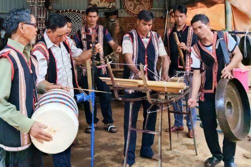 Những nghệ nhân nặng lòng với văn hóa truyền thống