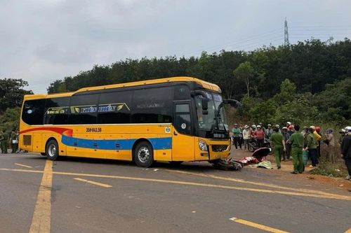 Va chạm với xe khách giường nằm, người phụ nữ đi xe máy tử vong