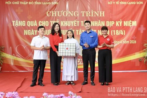 Thăm, tặng quà trẻ khuyết tật nhân kỷ niệm Ngày người khuyết tật Việt Nam 18/4