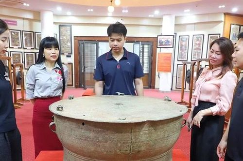 Âm vang trống đồng - tiếng đồng vọng qua 'chín núi, mười sông'...