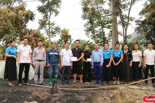 UBMTTQ Việt Nam xã Mường La thăm hỏi động viên hộ gia đình bị cháy nhà