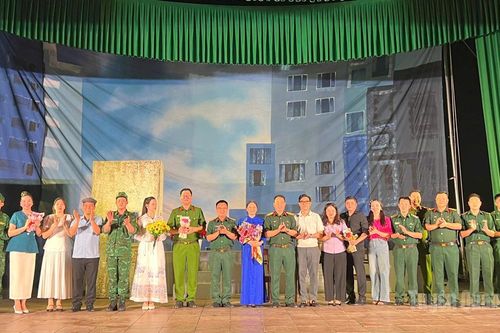 Nhà hát Kịch Quân đội biểu diễn phục vụ cán bộ, chiến sĩ Trung đoàn 877