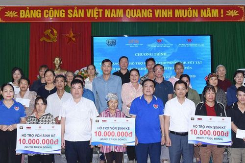 Tặng vốn sinh kế cho người khuyết tật xã Văn Lăng