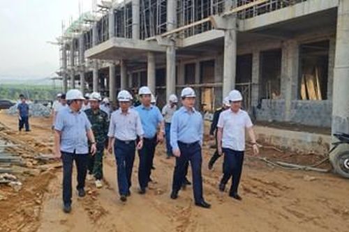 'Tăng ca, tăng kíp' trên công trường Trường liên cấp các xã A Lưới