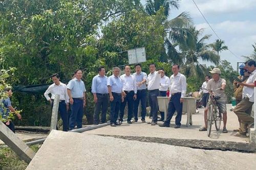Khẩn trương khắc phục sạt lở đường ven sông Phú An ở Đồng Tháp