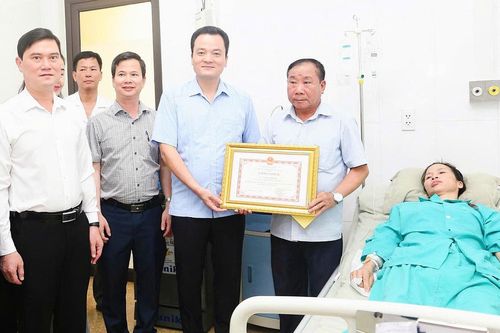 Tặng Bằng khen nữ công nhân môi trường dũng cảm cứu người trong mưa bão tại Lào Cai