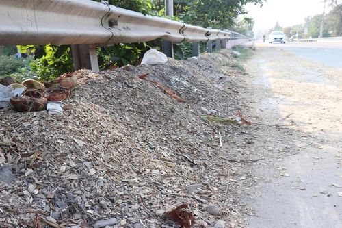 Người dân khốn khổ vì xe chở dăm gỗ rơi vãi, nguy cơ mất ATGT đoạn qua Dung Quất