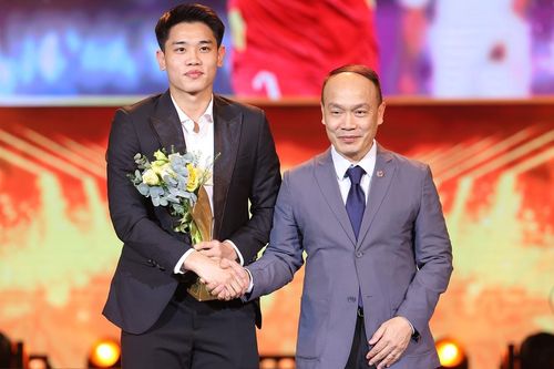 Xạ thủ Trịnh Thu Vinh và cầu thủ Đình Bắc được vinh danh tại Lễ trao giải Cống hiến 2026