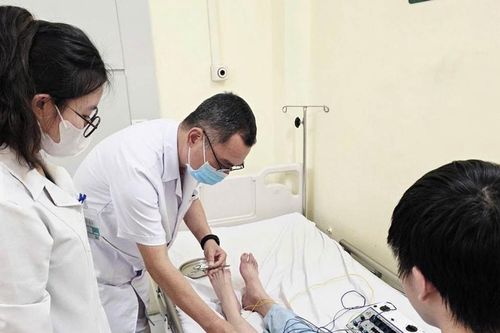 Thói quen khoanh chân, nam thanh niên 19 tuổi suýt liệt vận động