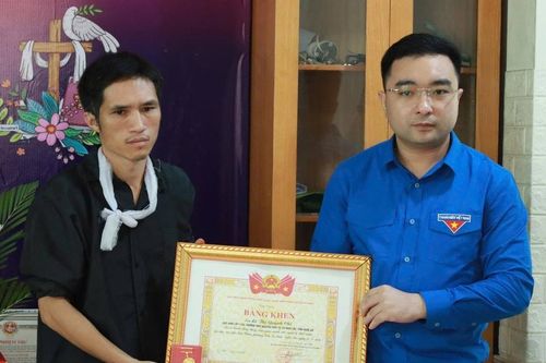 Nữ sinh qua đời khi cứu người trên biển được truy tặng Huy hiệu 'Tuổi trẻ dũng cảm'