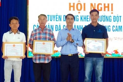 Khen thưởng 3 cá nhân dũng cảm cứu 13 người bị đuối nước