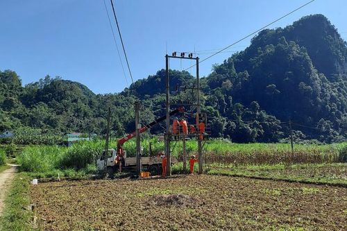 Điện lực Quảng Hòa chủ động vận hành lưới điện an toàn mùa mưa bão