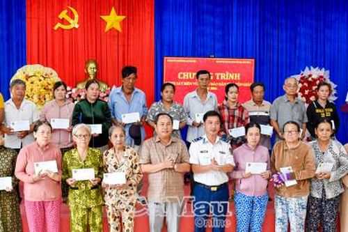 Ấm áp chương trình 'Cảnh sát biển với đồng bào dân tộc, tôn giáo'