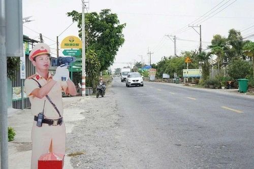 Mô hình hình nộm CSGT 'bắn tốc độ' ở Tây Ninh có gì mà nhận cơn mưa lời khen?