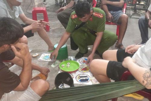 Bắt quả tang nhóm người lắc bầu cua ăn thua bằng tiền