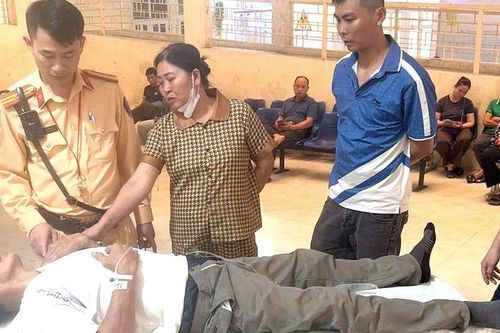 Tình huống khẩn cấp trên đường: CSGT 'thần tốc' mở đường cứu người đột quỵ