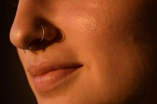 Tưởng mất khuyên mũi, cô gái đi khám mới bàng hoàng 'tìm thấy' ở vị trí không ngờ