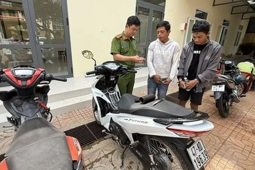 Bị vây bắt, 2 đối tượng trộm cắp dùng dao và bình xịt hơi cay chống trả Công an