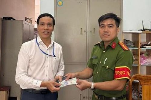 Người dân nhặt được bóp tiền, đến CAP.Phú Thọ Hòa giao nộp để trả lại người đánh rơi