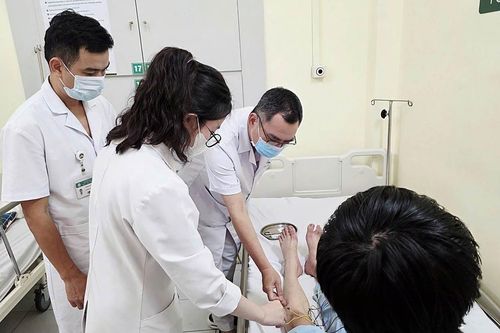 Ngồi khoanh chân khi học, nam sinh 19 tuổi bị liệt bàn chân