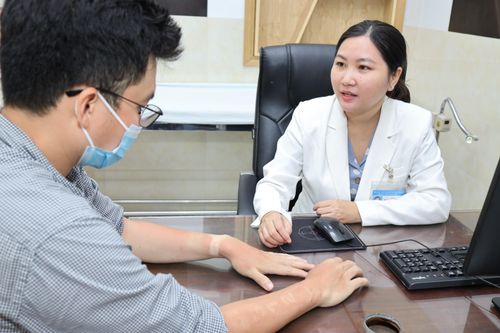 Nắng nóng khiến bệnh da liễu tăng vọt, bác sĩ khuyến cáo gì?