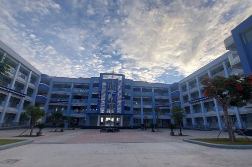 Đình chỉ cô giáo phạt 5 học sinh tự chích kim tiêm vào tay