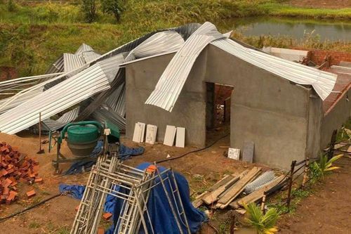 Mưa dông kèm gió giật mạnh tại Lâm Đồng và Gia Lai, nhiều nhà tốc mái