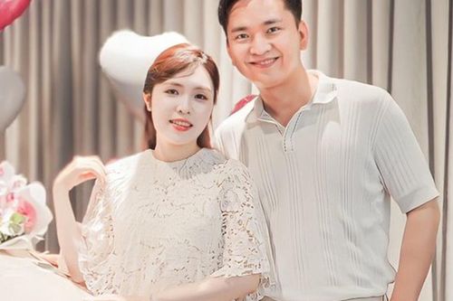 Vợ giáo viên của MC Hạnh Phúc nhận quà đặc biệt