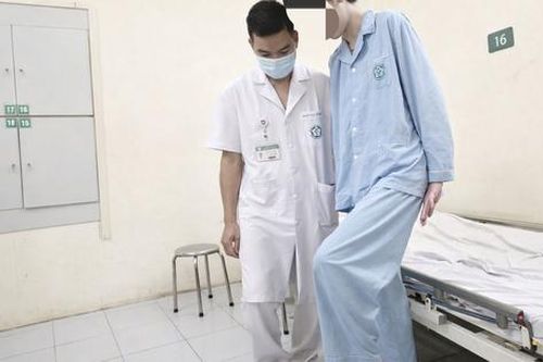 Nam sinh bị liệt vận động do thói quen ngồi khoanh chân