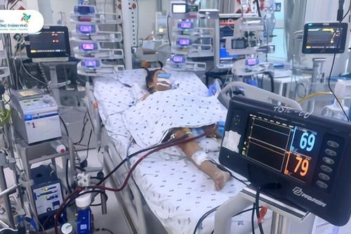 Bé 11 tuổi bị co giật do biến chứng viêm cầu thận sau viêm họng liên cầu