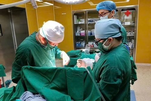 Cứu sống người đàn ông bị thủng đường tiêu hóa nhiều lần ở Quảng Ninh
