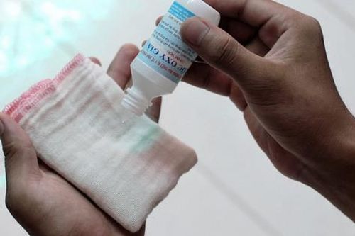 Vì sao không nên dùng oxy già để sát trùng vết thương thông thường?