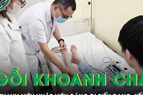 Nam thanh niên 19 tuổi dáng đi biến dạng do thường xuyên ngồi khoanh chân khi học