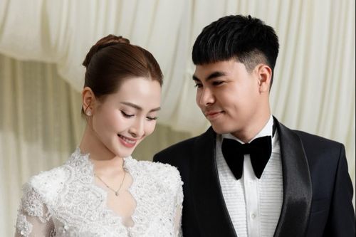 Bộ đôi cầu thủ tuyển Việt Nam đồng loạt báo tin vui với 'chị đẹp'