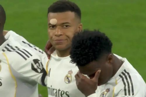 Mbappe lắc đầu trước hành động phản cảm của CĐV Bayern