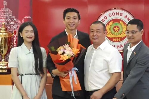 Hải My xuất hiện cạnh Văn Hậu