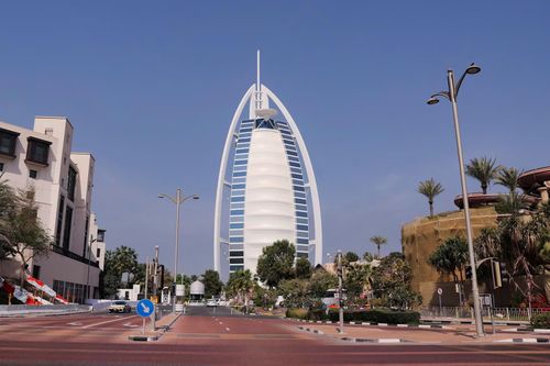 Khách sạn biểu tượng của Dubai đóng cửa 18 tháng