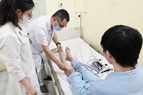 Quen kiểu ngồi khoanh chân, chàng trai 19 tuổi bất ngờ bị liệt