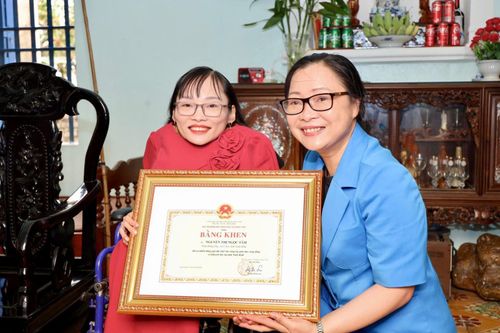 Cô giáo xương thủy tinh nhận bằng khen của Bộ trưởng GD&ĐT