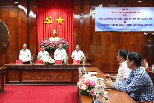 Đồng Tháp: Ký kết hợp tác truyền thông giữa TTXVN khu vực phía Nam và 3 xã