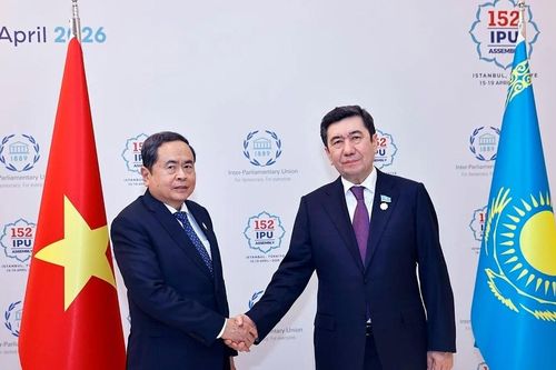 Chủ tịch Quốc hội Trần Thanh Mẫn hội kiến Chủ tịch Hạ viện Kazakhstan Yerlan Koshanov
