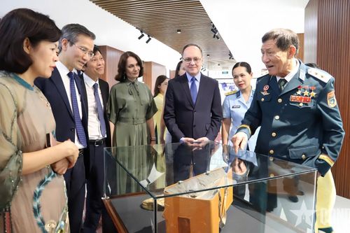Hành trang lịch sử trong chuyến bay Liên hợp 37