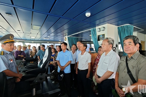 Đoàn cựu học viên Trường Sĩ quan Đặc công thăm Vùng Cảnh sát biển 2