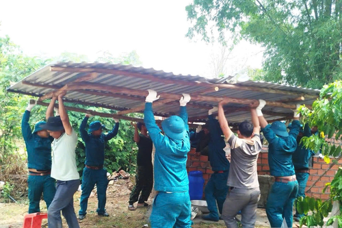 Đắk Lắk: Bộ đội, dân quân hỗ trợ người dân khắc phục hậu quả mưa đá và gió mạnh