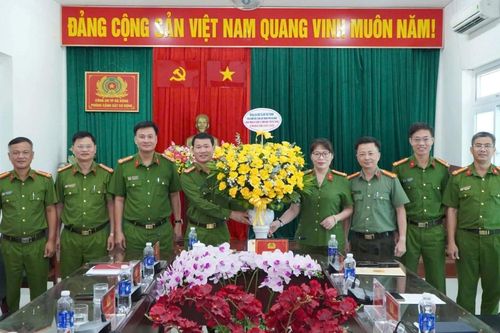 Lãnh đạo Công an TP Đà Nẵng thăm, chúc mừng lực lượng Cảnh sát cơ động nhân ngày truyền thống