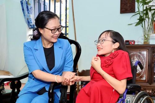 Bộ trưởng Bộ GD-ĐT tặng Bằng khen cho người sáng lập 'lớp học Ngọc Tâm thủy tinh'