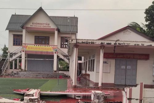 Lốc xoáy làm tốc mái hàng loạt nhà dân ở Quảng Trị