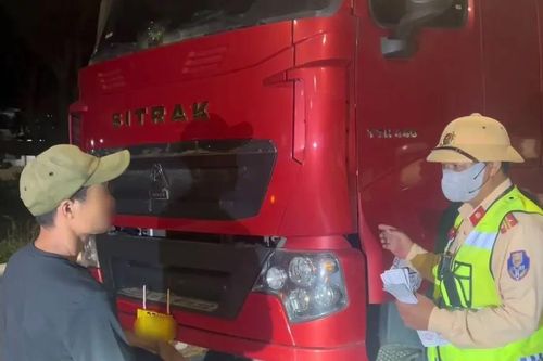 Tài xế không có bằng lái vẫn điều khiển xe đầu kéo trên cao tốc