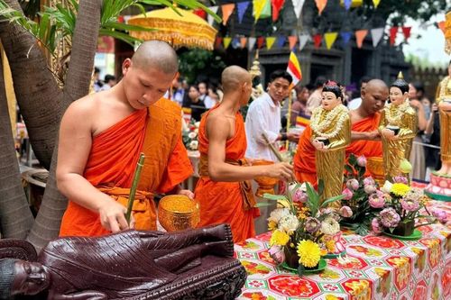 Đông đảo người dân tham dự nghi lễ tắm Phật trong Tết Chôl Chnăm Thmây